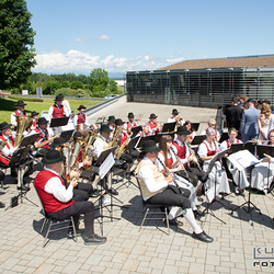 Die Marktmusikkapelle Lannach spielt für die Firmlinge auf.